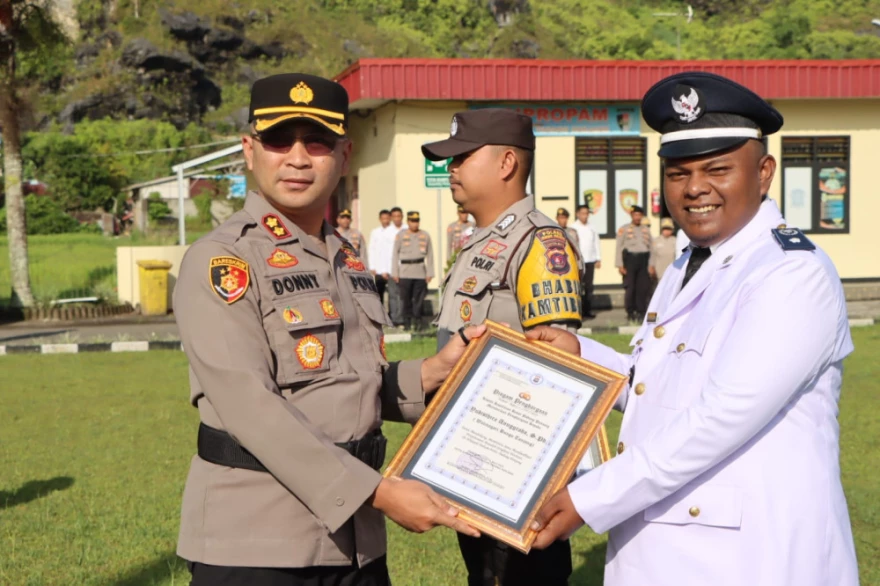 WALI NAGARI BUNGO TANJUANG RAIH PENGHARGAAN DARI POLRES PADANG PANJANG
